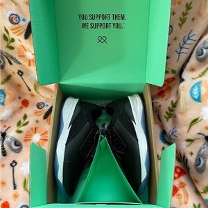 CLOVE Night shift NURSING sneakers